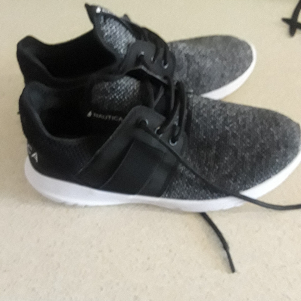 Nautica tennis shoes size 7 and 1/2 very comfortab - Picture 2 of 3